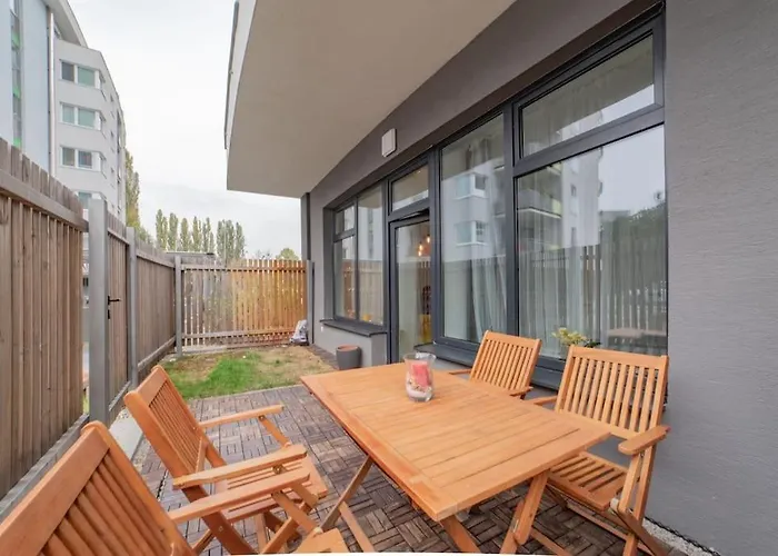 New, Sunny, Terrace, Grill, Parking! 아파트 *